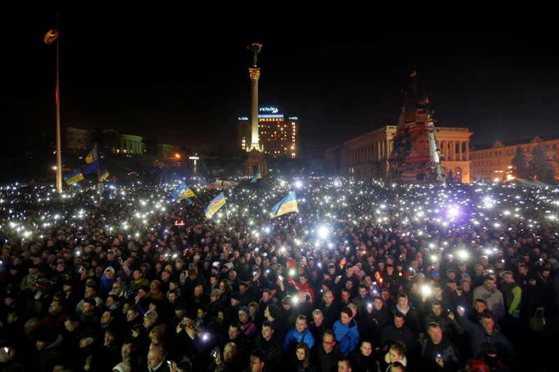 雖然烏克蘭總統亞努科維奇21日與反對派簽署協議，希望終結血腥暴力危機，但數以千計的示威者表示不相信亞努科維奇會信守承諾，並要求他立刻下台，拒絕離開首都基輔的獨立廣場。圖片來源：達志影像/路透社   