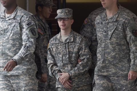 先前在陸軍服役、駐守伊拉克的美國情報兵布德雷曼寧(Bradley Manning)，被控提供數十萬份機密文件給《維基揭密》網站。圖片來源:達志影像/路透社。   