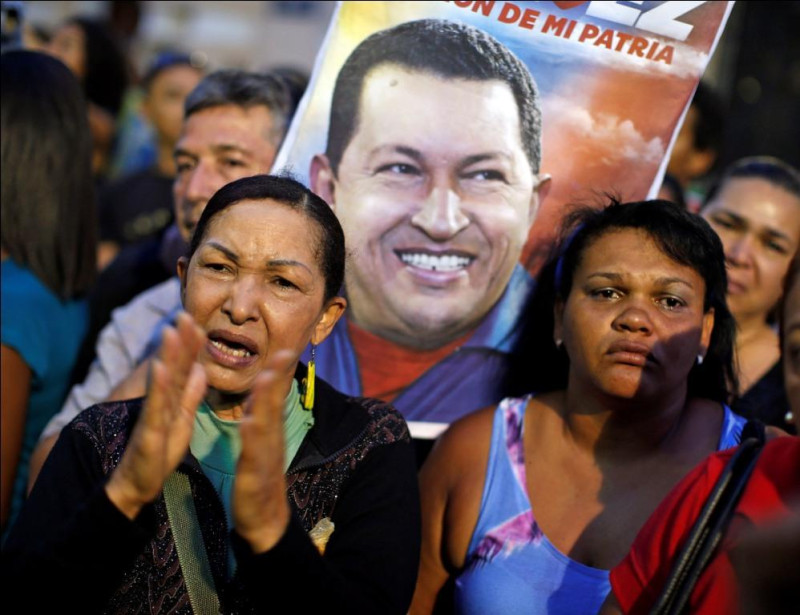委內瑞拉總統查維茲（Hugo Chavez），當地時間5日因為嚴重呼吸道感染在首都卡拉卡斯病逝，享年58歲。他的支持者聽聞此消息都感到悲傷不已。圖片來源：達志影像/路透社   