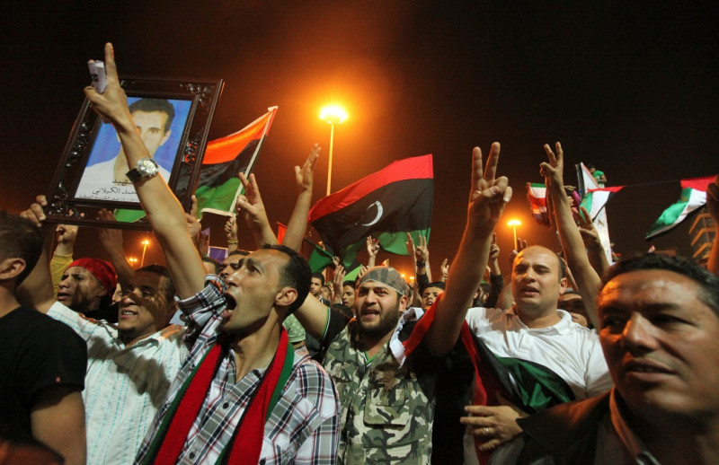 利比亞人民慶祝獨裁強人格達費子孫在北約空襲下遭砲轟死亡。圖片：達志影像/路透社   
