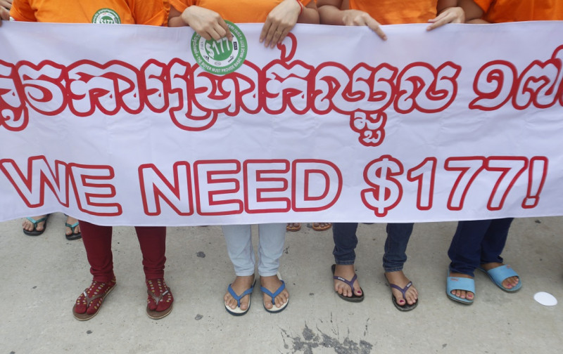 去(2014)年9月17日，柬埔寨成衣工人走上街頭，要求最低基本工資應從100美元提高到177美元。圖片來源：達志影像/路透社。   
