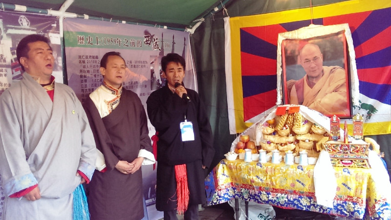 今天3月2日是藏曆2141年木馬新春大年初一，在台藏人於自由廣場紀念藏曆新年。旦金群佩(圖左)、曾品仁(圖中)、札西慈仁(圖右)首先帶領大家唱西藏(圖博)國歌。圖片來源：鄭凱榕/攝。   