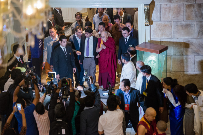 西藏流亡精神領袖和諾貝爾和平獎得主達賴喇嘛6日出席在印度的活動，呼籲應與IS組織聖戰士對話，化解衝突。圖：翻攝達賴喇嘛官方網站   