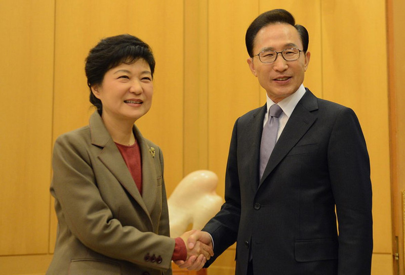 儘管遭到接班人朴槿惠（左）的強烈批評反對，韓國總統李明博（右）今(29)日在青瓦台主持第6次國務會議，仍實施任內最後一次春節總統特赦案。圖片來源：達志影像/路透社資料照片。   