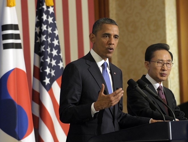 美國總統歐巴馬今（25）日在韓國首都首爾與韓國總統李明博會晤，並在會後聯合舉行記者會。圖片來源：達志影像/美聯社。   