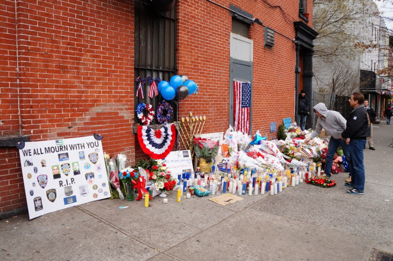 到警員殉職地點獻花致敬的紐約市民。圖4-4：NYDECO/攝。   