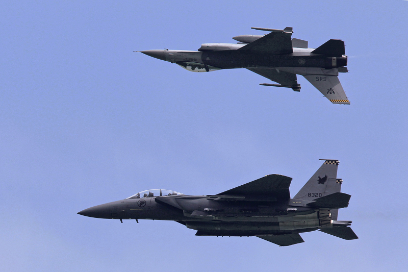 2年一度的亞洲航空國防展昨（14）日在新加坡盛大舉行，在美國對台軍售中，台灣原先提及的F-16C/D戰機，這次與F-15一同在外場展示，也在飛行展演中同場競技大秀飛行能力。圖片來源：達志影像/路透社   