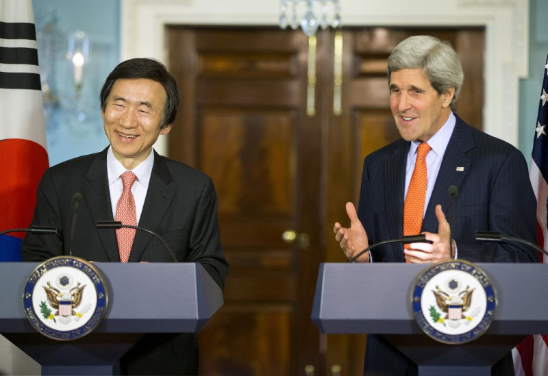 美國國務卿凱瑞（右）7日於華盛頓接見來訪的韓國外交部長尹炳世（左），雙方針對朝鮮半島局勢進行意見交換。圖片來源：達志影像/美聯社   