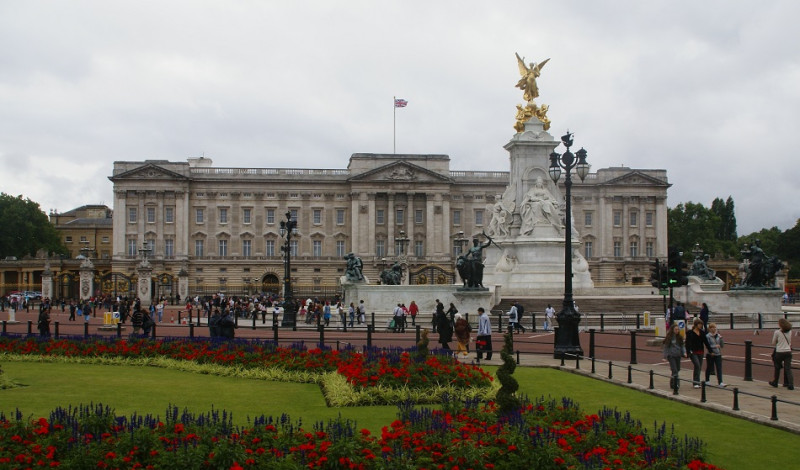 英國王室官員24日表示，由於白金漢宮不斷有碎塊掉落、雨水滲漏等問題亟需修繕，英國女王伊麗莎白二世（Elizabeth II）可能必須暫時搬離。圖：翻攝自維基百科   