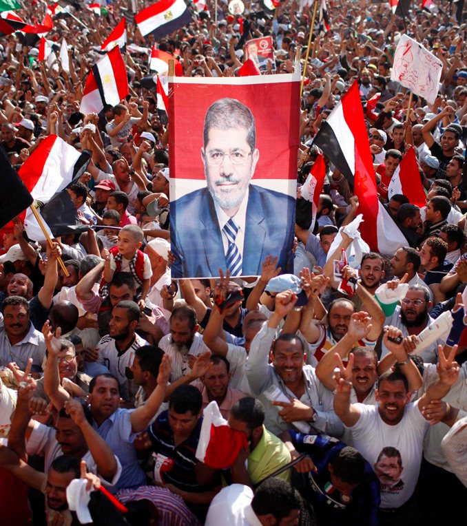 穆斯林兄弟會（Muslim Brotherhood）支持者上街歡呼穆希（Mohamed Morsi）贏得總統大選。圖片來源：達志影像/路透社照片   