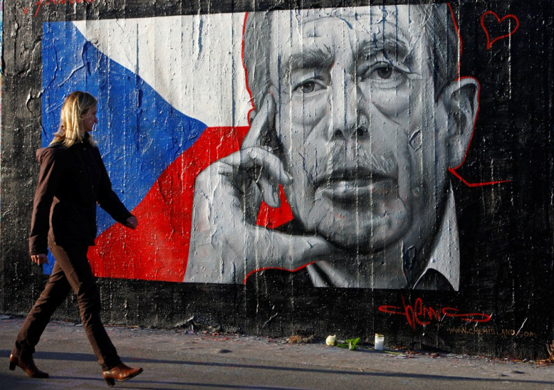 捷克前總統哈維爾將在23日舉行喪禮，圖為布拉格街頭的哈維爾畫像。圖片來源:達志影像/路透社。   