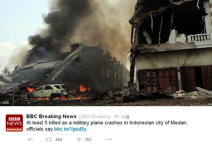 印尼1架軍用運輸機30日墜毀在北蘇門答臘首府棉蘭市區，其中1座建築疑為飯店，附近建物也遭到波及起火。圖：翻攝自BBC推特   