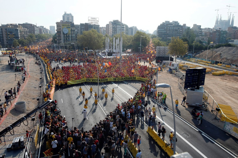 在9月11日「加泰隆尼亞日」(Catalonia's national day)，成千上百的加泰隆尼亞人在市中心巴塞隆納排出大大的字母「V」，意味著「公投」(vote)，爭取他們舉辦獨立公投的權利。圖片來源：達志影像/路透社。   