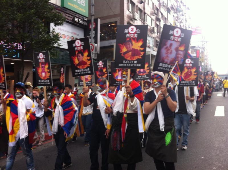 隊伍中有110位義工，舉著印有110位自焚藏人姓名和照片的看板，悼念這些為爭取自由付出生命的藏胞。圖：導演楊正欣/攝並授權使用。   