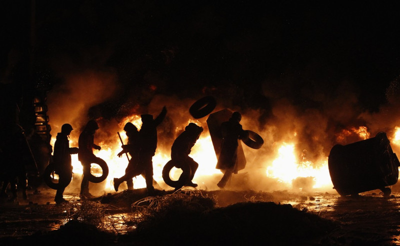 抗議民眾在首都獨立廣場附近曾經發生示威者死亡的街道路障上，放火燒輪胎。圖片來源：達志影像/路透社資料照片   