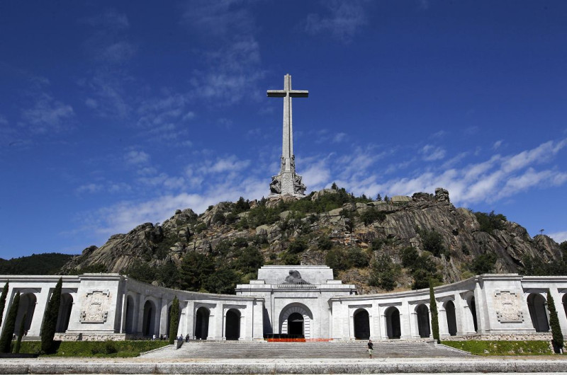 法朗哥最後長眠的英靈谷（圖）位於馬德里附近的一處山丘。偌大的紀念堂供奉著這位法西斯獨裁者，還有在內戰中為他犧牲的群眾。圖片來源：達志影像/路透社。   