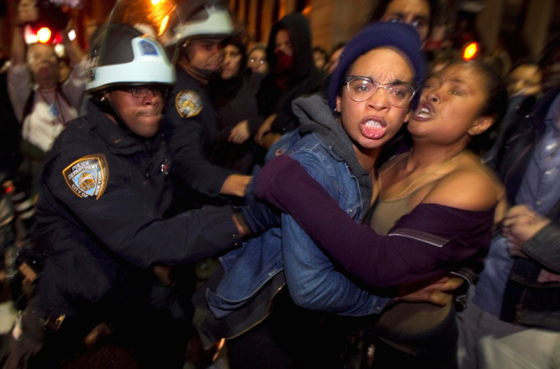 美東時間週二凌晨1時左右，數百名紐約防暴警察頭戴安全帽、手持盾牌衝入「佔領華爾街」運動的發源地－－祖科提公園，要求民眾離開。圖片來源：達志影像/路透社。   