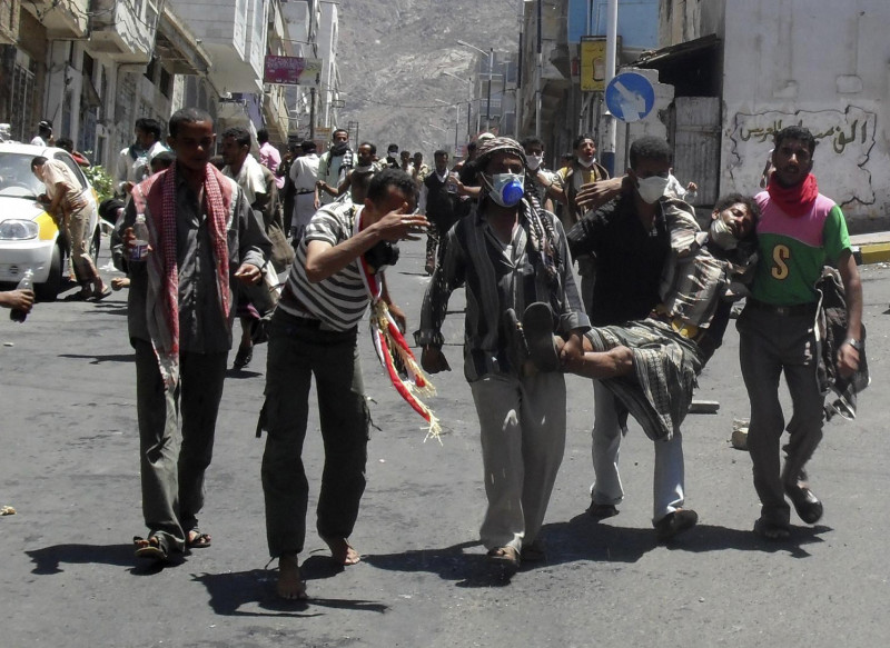 葉門警方用實彈、催淚瓦斯與警棍，試圖驅散反對總統沙雷的抗議群眾，造成2人死亡和數百人受傷。圖片：達志影像/路透社   