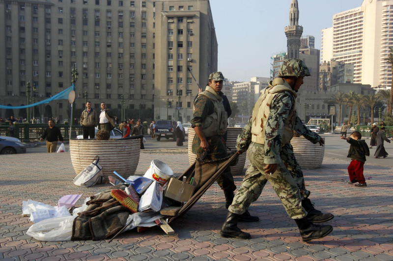 埃及士兵星期日開始拆除廣場上的帳篷，並要求示威民眾離開首都開羅的解放廣場，以讓穆巴拉克下台後的第一個工作日恢復正常。圖片來源：達志影像/路透社。   