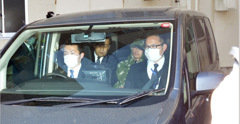 40歲嫌犯山本泰雄坐上警車接受進一步偵訊。圖：翻攝朝日新聞   