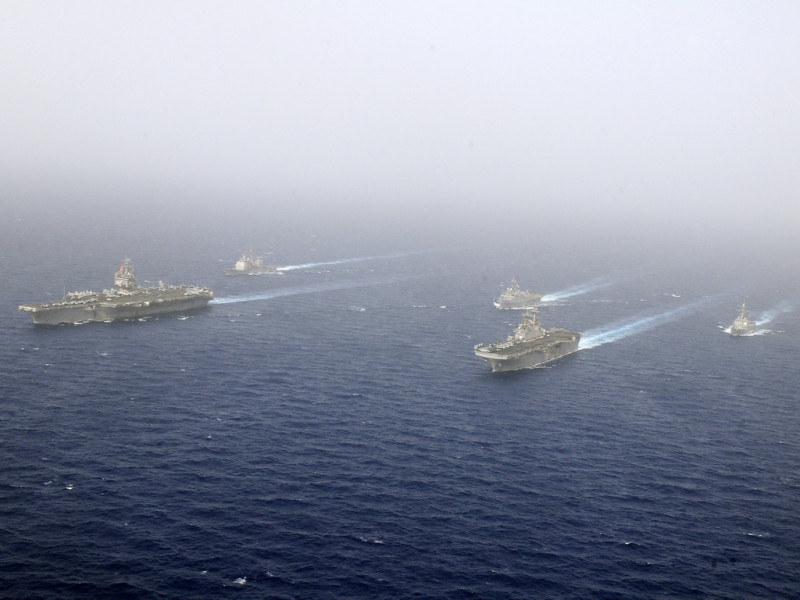 1艘載有8百名陸戰隊官兵的美國「基爾沙吉號」（USS Kearsarge）兩棲攻擊艦在另2艘海軍艦艇的陪同下，正駛往利比亞。圖片來源：達志影像/路透社   