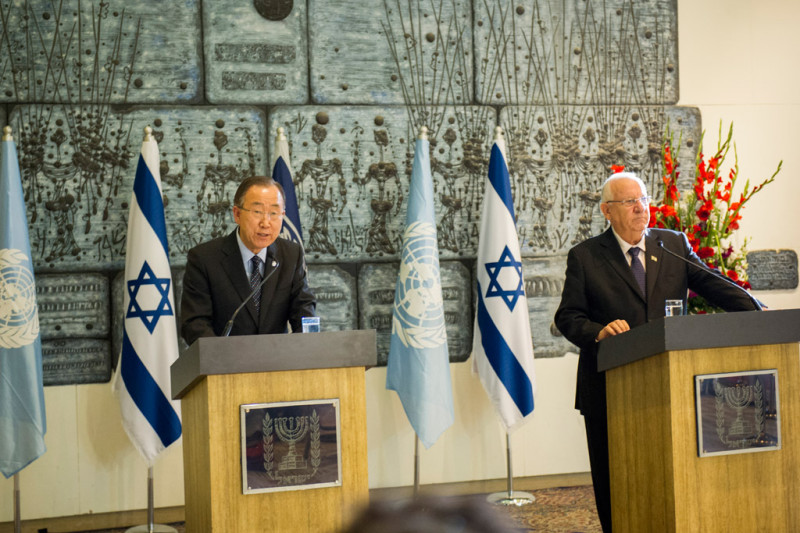 聯合國秘書長潘基文（左）20日突然訪問耶路撒冷會晤以色列總統里夫林，希望推動以色列與巴勒斯坦雙方重上談判桌。圖：翻攝聯合國官網／Rick Bajornas   