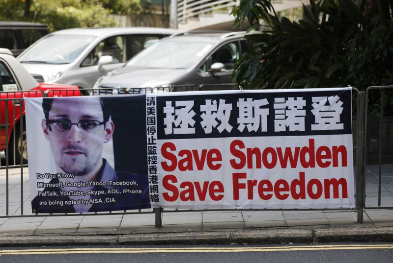 香港街頭出現的聲援史諾登布條。圖片來源：達志影像/美聯社。   