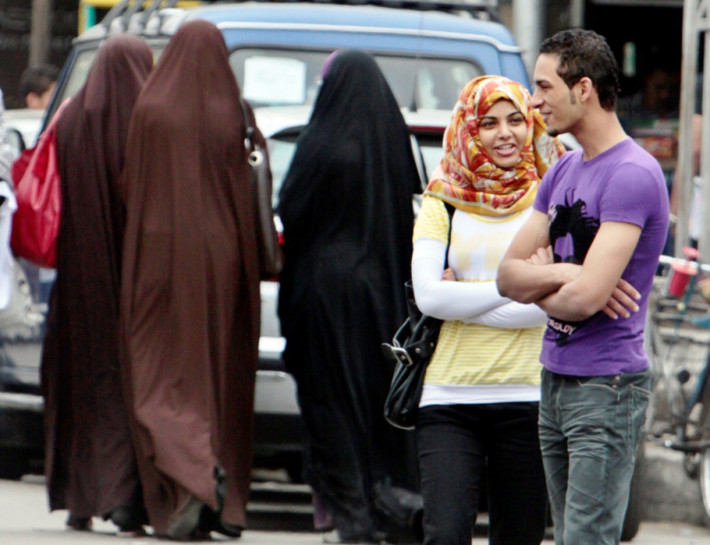 阿拉伯的女性一向被要求必須帶上面紗，只露出雙眼。但阿拉伯世界現在也開始解禁了。圖為埃及一位女性和男友的情景，雖然帶著頭罩，但臉部全部露出，和其背後的女子們型成強烈對比。圖片來源:達志影像/美聯社   