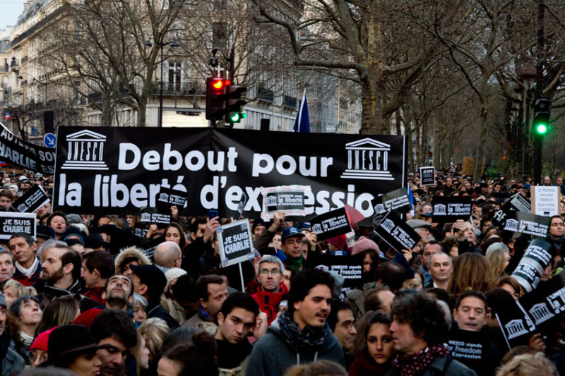 上週巴黎的恐怖事件發生後，引發了全世界的抗議。教科文組織總幹事博科娃與法國總統歐蘭德及其他40位國家元首和政府首腦一起參加了巴黎150萬人大遊行，全法國則有370萬人參加遊行。圖片來源：聯合國教科文組織。   