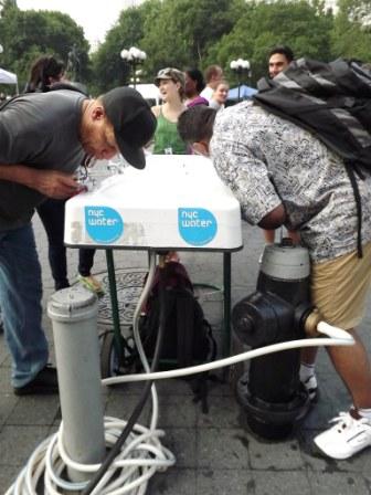 紐約市府在曼哈頓聯合廣場設立的流動飲水機。 自來水直接由消防拴接到飲水機供民眾飲用。 圖片來源:DECO攝影   