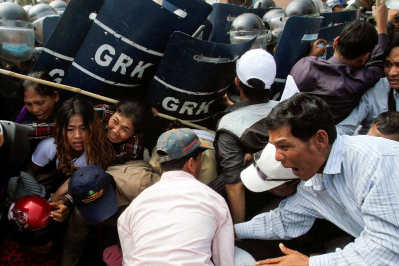 柬埔寨上週日再傳警察鎮壓成衣廠抗爭工人的流血衝突。圖片來源：達志影像/路透社。   