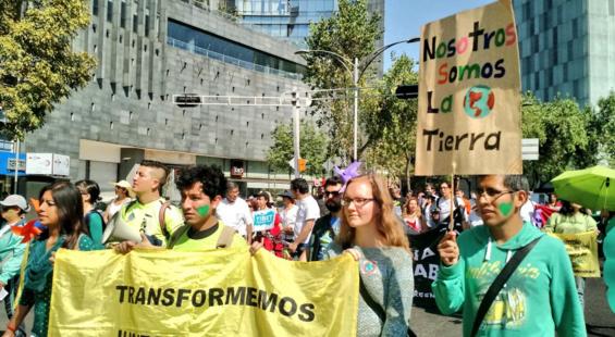 全球氣候高峰會召開前，墨西哥民眾走上街頭，要求與會的150國元首正視地球暖化問題。圖：翻攝Greenpeace Mexico推特   