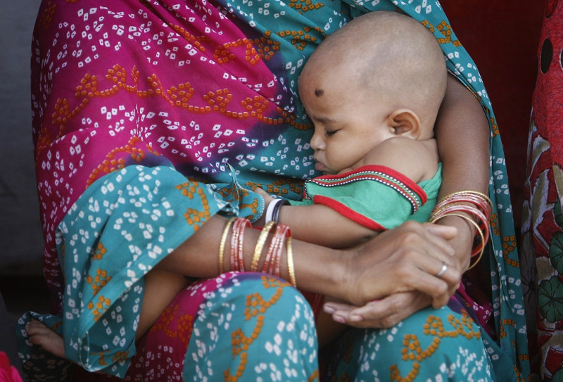 印度半歲到23個月的嬰幼兒當中，只有不到2%在充足餵養、保健和環境健康等所有3個方面得到了良好的照顧。圖片來源：達志影像/路透社。   