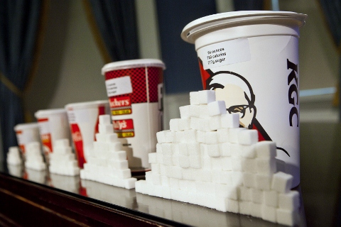 這幾個杯子和方糖曾擺到紐約市議會的議場，更因紐約市長彭博禁賣16盎司以上的含糖飲料，引發連串爭議。圖片來源:達志影像/路透社。   