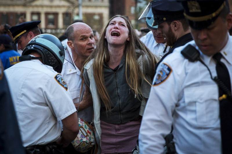 一名紐約女子上街聲援巴爾的摩暴動，同時抗議種族歧視、司法不公，遭到紐約警察逮捕。圖片來源：達志影像/路透社   