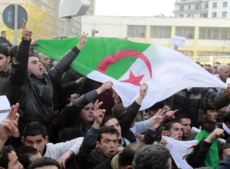 位於北非的阿爾及利亞亦於本月12日傳出示威抗議，上千名民眾不顧阿國集會禁令，群聚於首都阿爾及爾，部分示威群眾遭到逮捕。圖片來源：達志影像/路透社。   