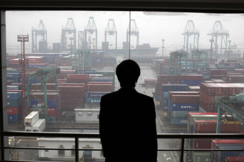中國國家主席胡錦濤到華府訪問，在世界各國輿論界中掀起一陣中美兩國實力比較的討論。圖為在中國上海港等著出口的貨櫃。圖片來源：達志影像/路透社。   