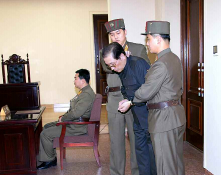 朝鮮官方媒體《勞動新聞》13日刊登了前國防副委員長張成澤於法庭聽取判決的照片。圖：翻攝網路   