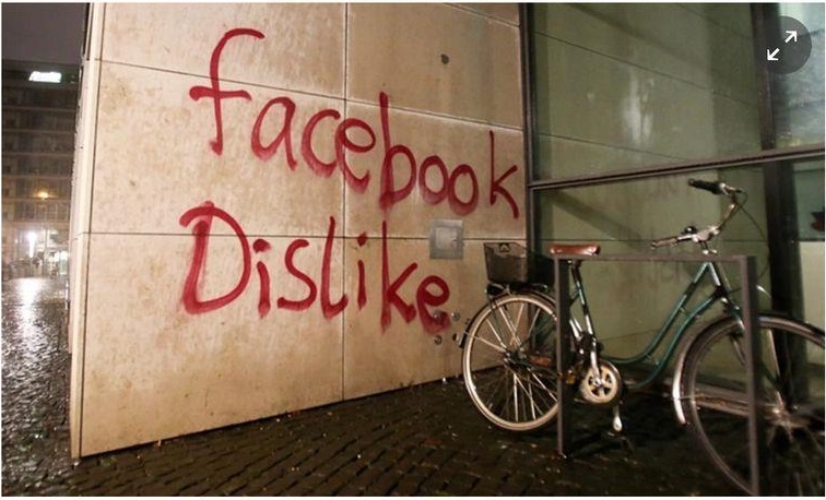 社群網站臉書在漢堡的辦公大樓遭到一群黑衣蒙面人蓄意破壞，不只玻璃砸毀，牆上還被噴漆寫下「臉書不讚」（facebook dislike）。圖：翻攝自《衛報》網站   