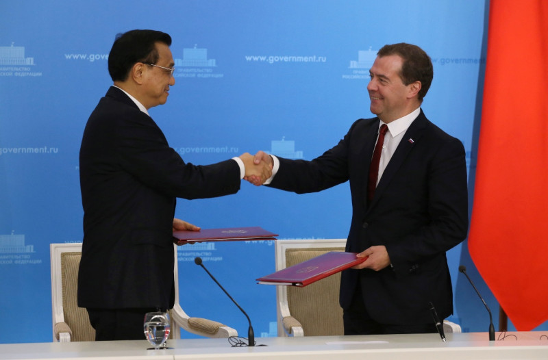 出訪俄羅斯的中國總理李克強(圖左)13日與俄羅斯總理梅德韋傑夫(圖右)共同主持兩國總理第19次定期會議，會後並發表聯合公報，簽署了能源、經貿和金融等多個領域的38項協議。圖片來源：達志影像/路透社。   