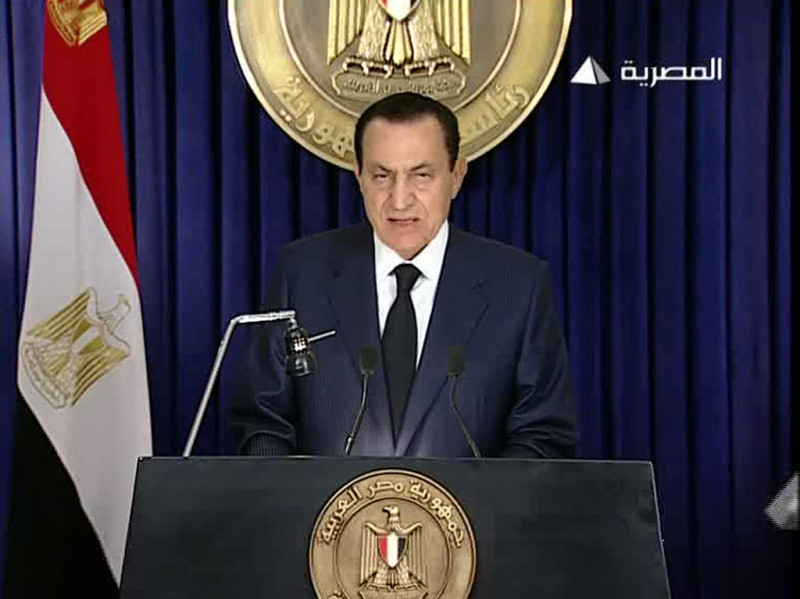 埃及總統穆巴拉克（Hosni Mubarak）在埃及民眾將近3週的群眾運動後，今天終於決定交出政權給軍方，並且已經與家人搭乘直昇機前往紅海渡假勝地夏姆錫克（Sharm el-Sheikh）。圖片來源：達志影像/路透社。   