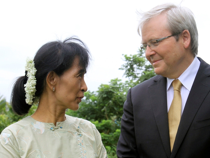 不顧緬甸政府警告，翁山蘇姬（Aung San Suu Kyi）2日告訴澳洲外交部長陸克文（Kevin Rudd）（右），她決定走出仰光，踏上4天的朝聖之旅。（圖片來源:達志影像/路透社）   