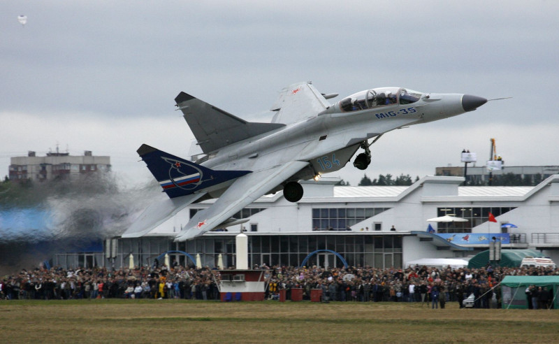 圖為2009年在莫斯科舉辦的國際航空展，展示一架蘇愷-35戰機飛行的狀況。圖片來源：達志影像/路透社。   