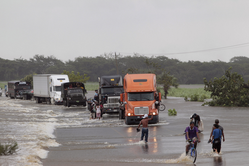 過去一週因颶風所帶來的豪雨在中美洲發威，因風雨及土石流等災害所造成的死亡人數已有74人，圖中為尼加拉瓜一處高速公路汪洋一片，人和車子只能涉水而過。圖片來源：達志影像/路透社   