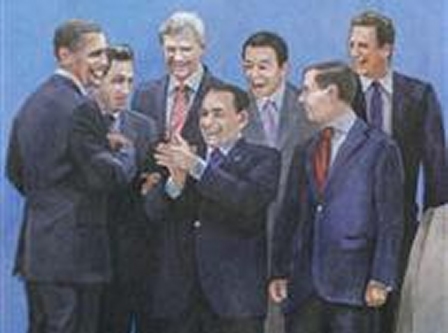 峰會首日26日發行的《時代》週報刊登了一幅插圖，7國首腦正中是鼓掌的義大利總理貝魯斯科尼，一位酷似麻生的人物則站在其身後張嘴大笑。圖片來源:翻攝自網路。   