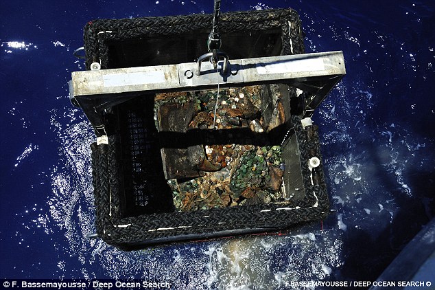 團隊從沉船「開羅城市號」打撈出重達百噸、價值3400萬英磅的銀幣。圖：翻攝MAIL ONLINE   