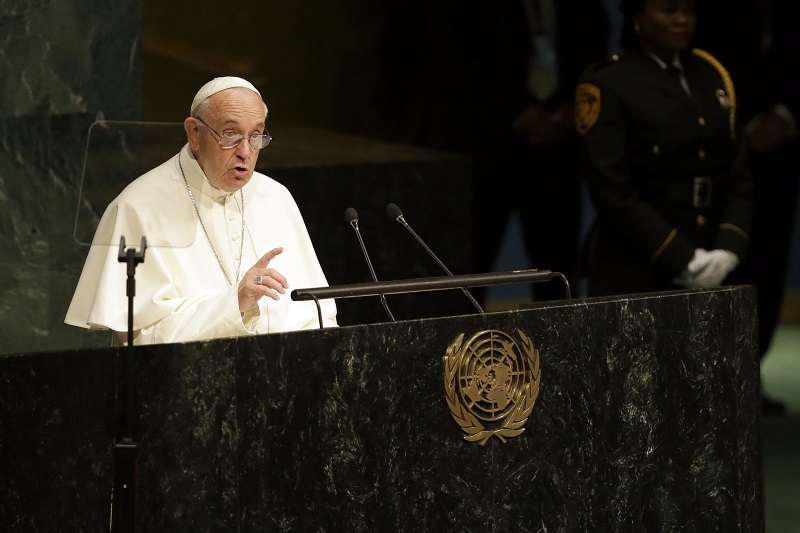 天主教教宗方濟各25日在聯合國大會以西班牙語發表演說，懇求全球領導人對窮人伸出援手。圖片來源：達志影像/美聯社   