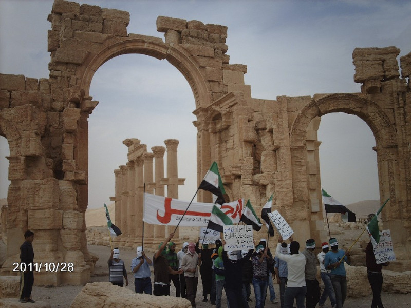 阿盟觀察團未能遏止敘利亞政府鎮壓造成的死傷，民眾繼續上街頭抗議。(圖片來源:達志影像/路透社。)   
