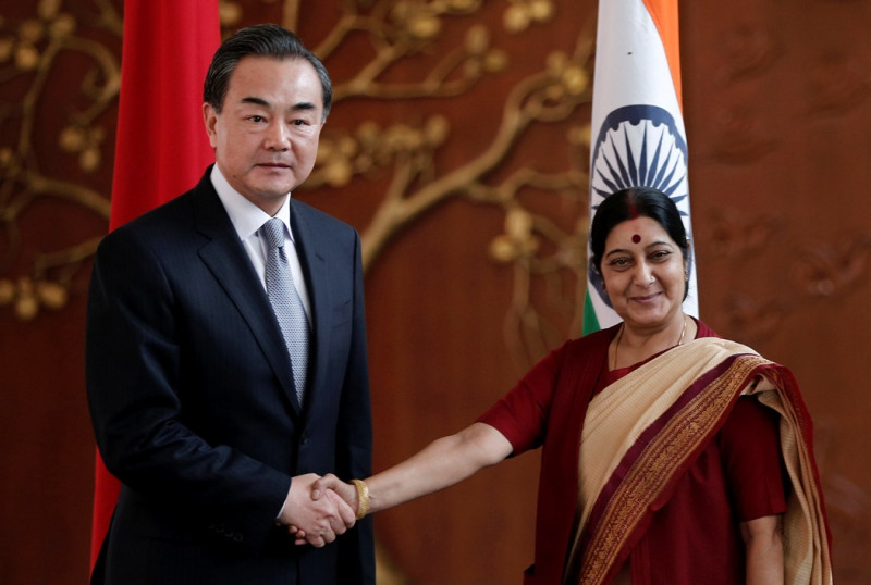 中國外交部長王毅8日訪問印度，與印度新上任的外交部長斯瓦娜
吉(Sushma Swaraj)進行會談。圖片來源：達志影像/路透社。   