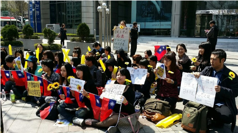 百位在韓台灣媳婦、留學生與打工度假者今日聚集在南韓首爾光化門廣場旁的駐韓台北代表部前，公開發出反對服冒與力挺學運的訴求。圖：游晴惠/攝   